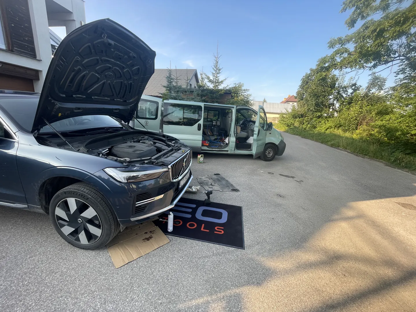 Autokamil mobile mechanic repairing a car on a client driveway in Białystok
